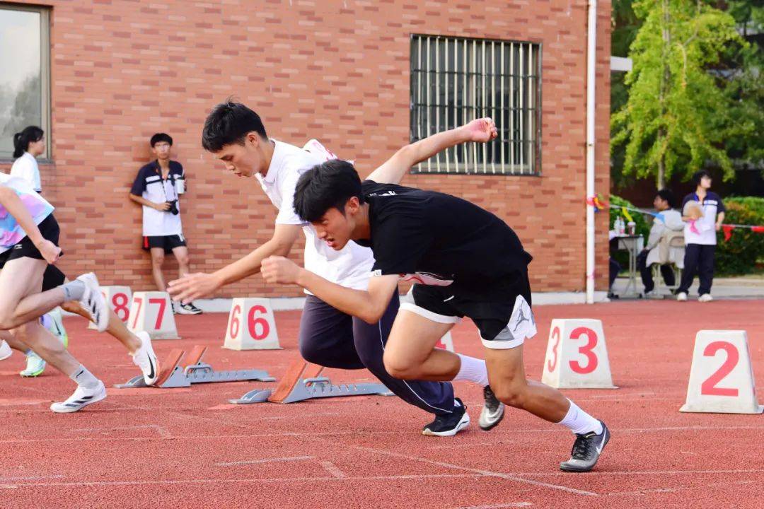 动人一幕!运动员们全力以赴拼搏(运动员顽强拼搏的精神深深地感动了在场的每一个观众) 动人一幕!运动员们全力以赴拼搏(运动员顽强拼搏的精神深深地感动了在场的每一个观众)