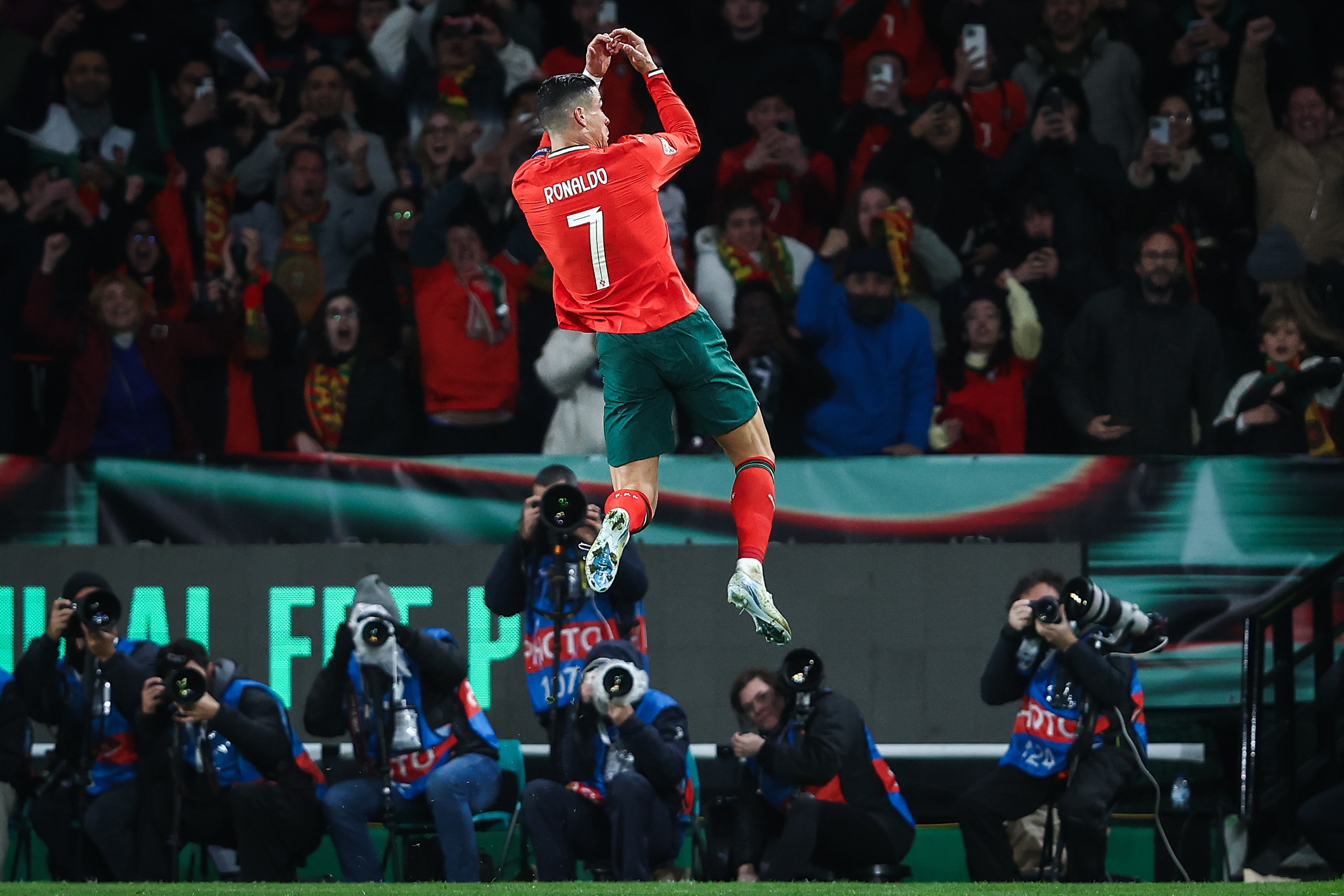 葡萄牙中场球员贝纳尔多选入欧洲最佳阵容的简单介绍 葡萄牙中场球员贝纳尔多选入欧洲最佳阵容的简单介绍