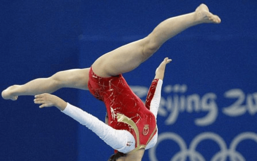 体操赛场上出现让人赞叹的动作 体操赛场上出现让人赞叹的动作