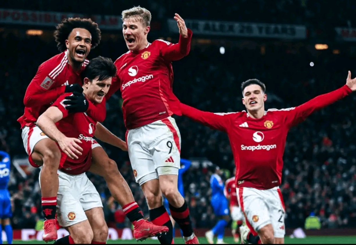 欧联杯决赛将在老特拉福德球场进行,曼联与利物浦将上演金色对决!的简单介绍 欧联杯决赛将在老特拉福德球场进行,曼联与利物浦将上演金色对决!的简单介绍