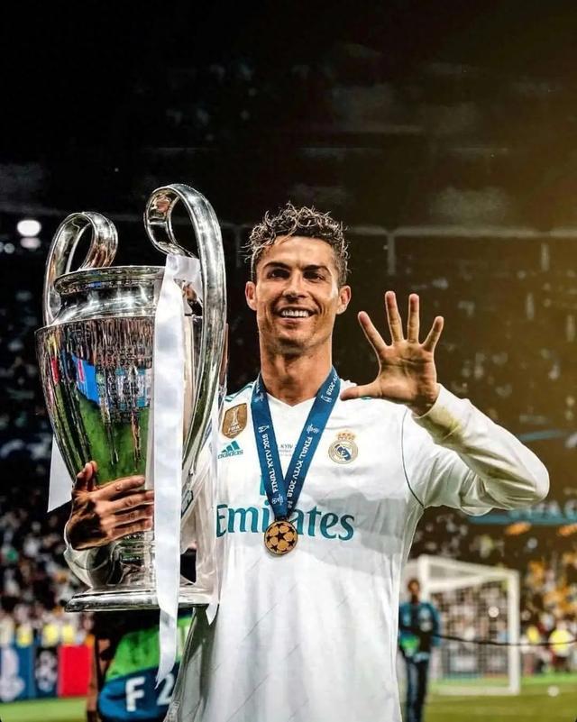 备受瞩目的足球明星争夺荣誉和胜利 备受瞩目的足球明星争夺荣誉和胜利