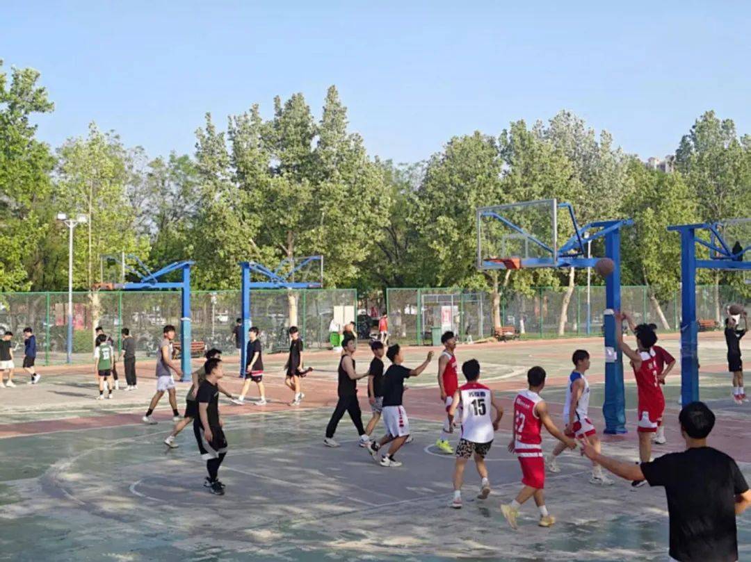 篮球赛场上激情迸发,胜负命运难料 篮球赛场上激情迸发,胜负命运难料