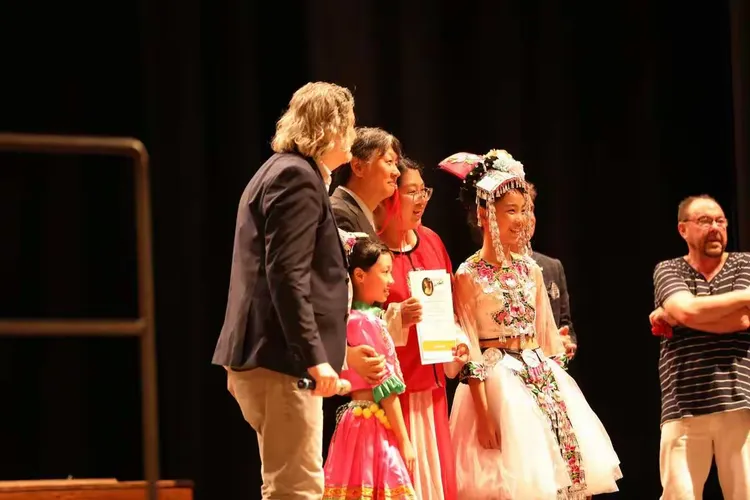 意大利代表团夺得金牌赢得掌声 意大利代表团夺得金牌赢得掌声